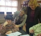 La consejera de Familia e Igualdad de Oportunidades, Violante Tomás, durante su visita al centro de día de la asociación para personas con discapacidad física 'Tocaos del Ala'