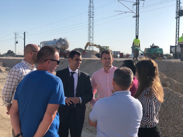 El consejero de Fomento e Infraestructuras, José Ramón Díez de Revenga, acompañado por los concejales del Ayuntamiento de Murcia Rebeca Pérez y Marco Antonio Fernández, y el pedáneo de Alquerías, Fernando González, hablan con vecinos de la pedanía afectados por el temporal de lluvias