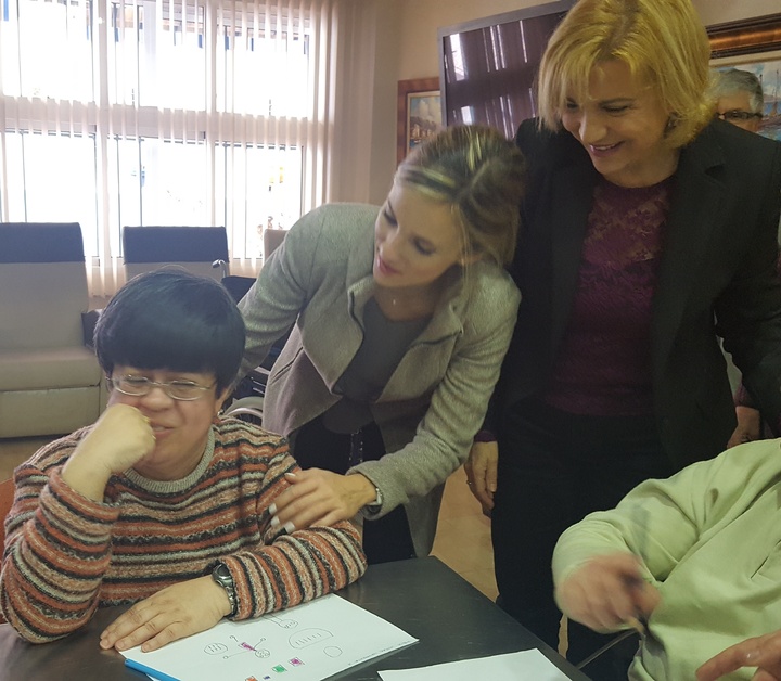 La consejera de Familia e Igualdad de Oportunidades, Violante Tomás, durante su visita al centro de día de la asociación para personas con discapacidad física 'Tocaos del Ala'