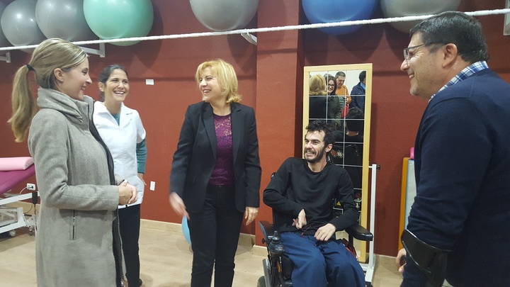 La consejera de Familia e Igualdad de Oportunidades, Violante Tomás, durante su visita al centro de día de la asociación  'Tocaos del Ala'